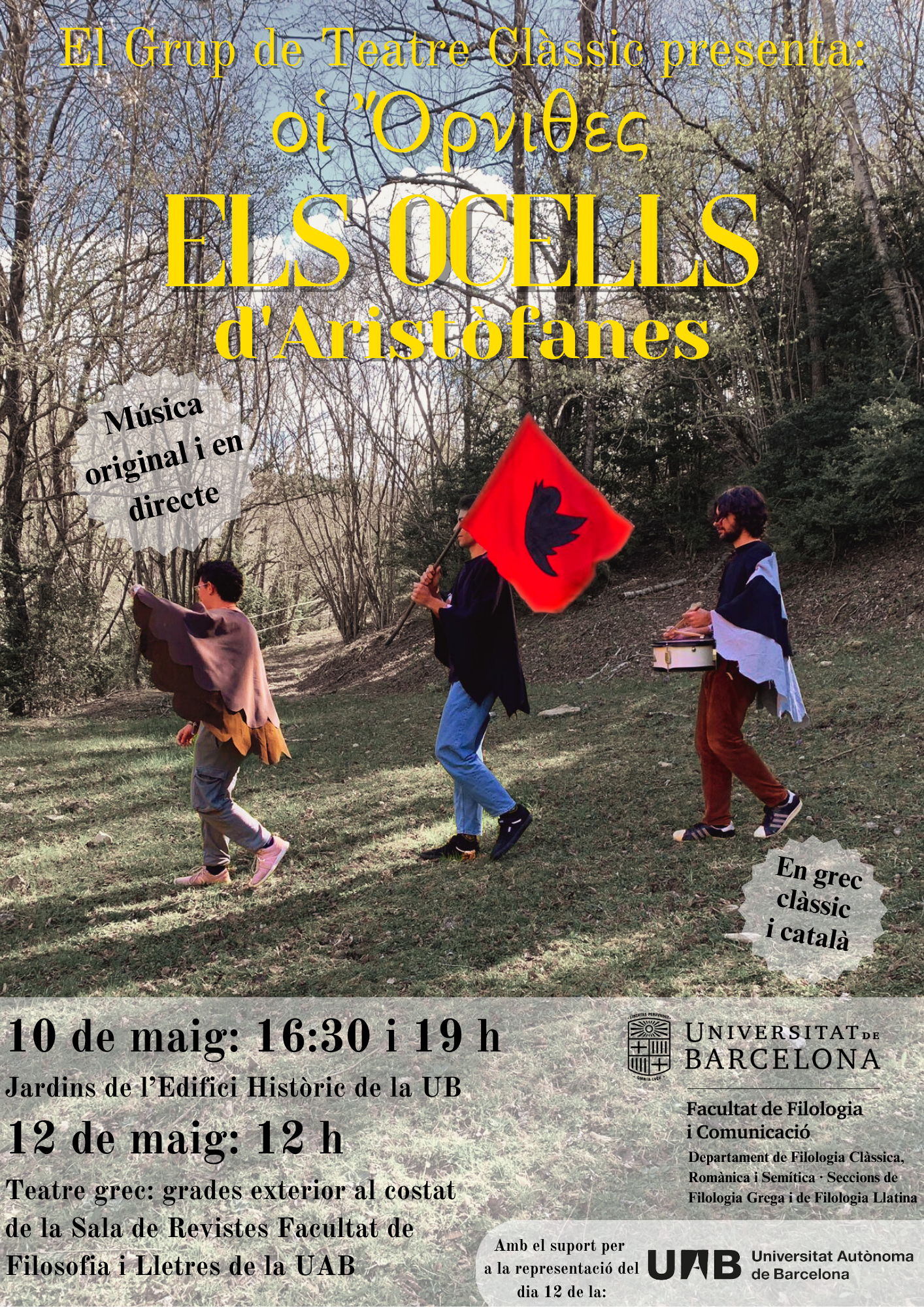 Tres nois del grup de teatre clàssic fent l'obra teatral a l'exterior